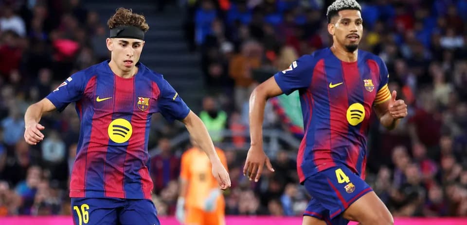 Jugadores del Barcelona corriendo en el campo