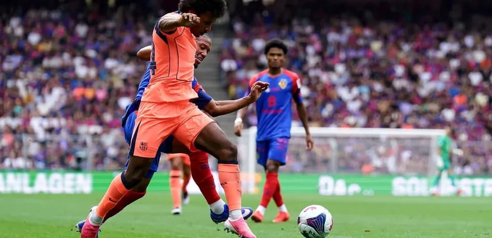 Jugador del Barcelona en acción durante partido de fútbol