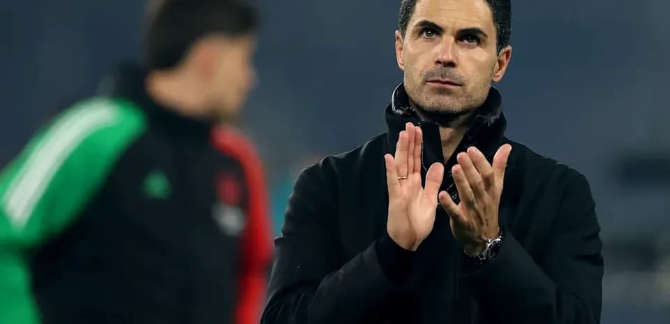 Entrenador aplaudiendo en el campo de entrenamiento