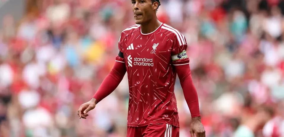 Jugador de Liverpool caminando en el campo de juego