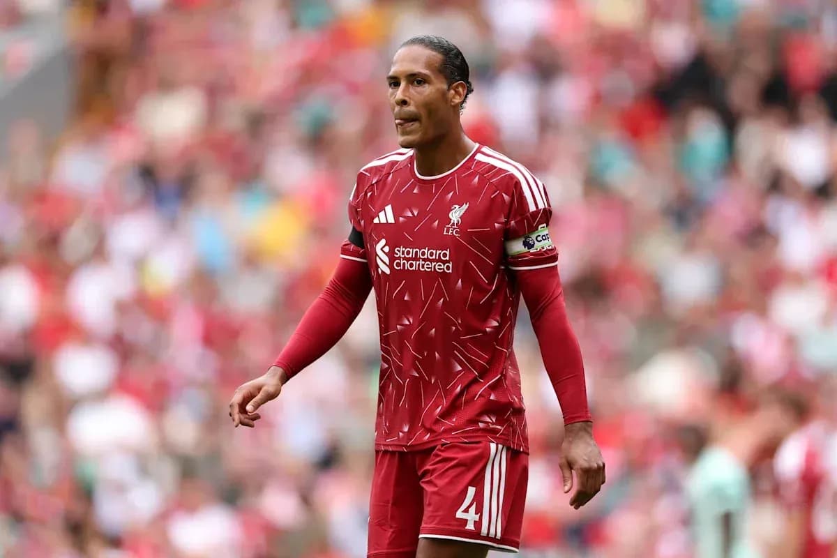 Jugador de Liverpool caminando en el campo de juego