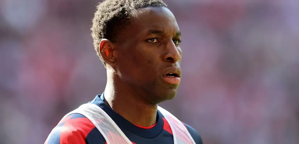 Jugador en el campo durante el calentamiento previo