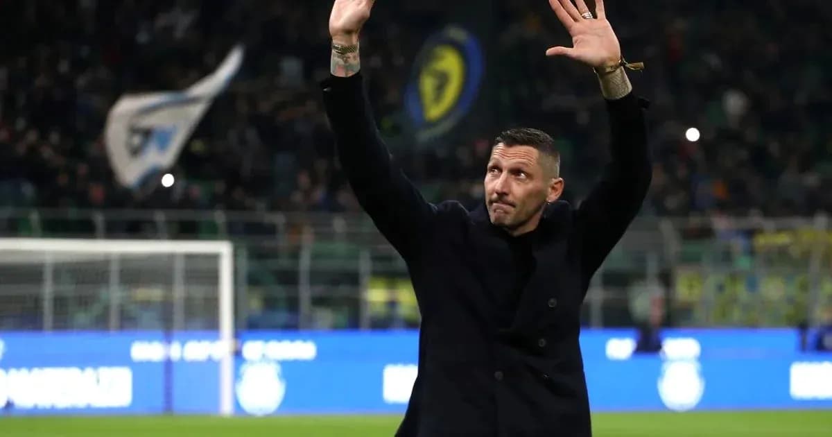 Jugador saludando a la afición en el estadio