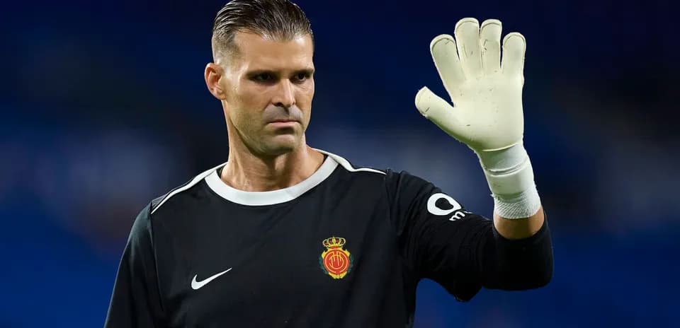 Portero saludando antes del partido con Mallorca