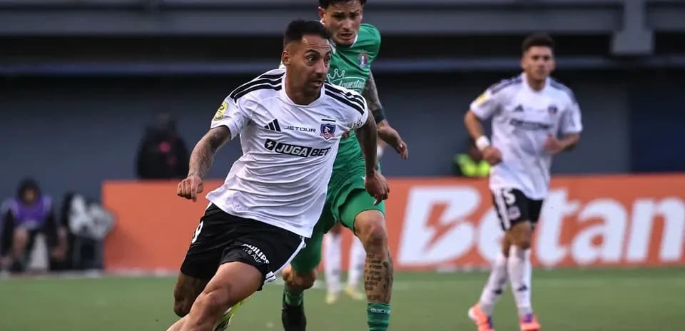 Jugador de Colo Colo driblando a rival