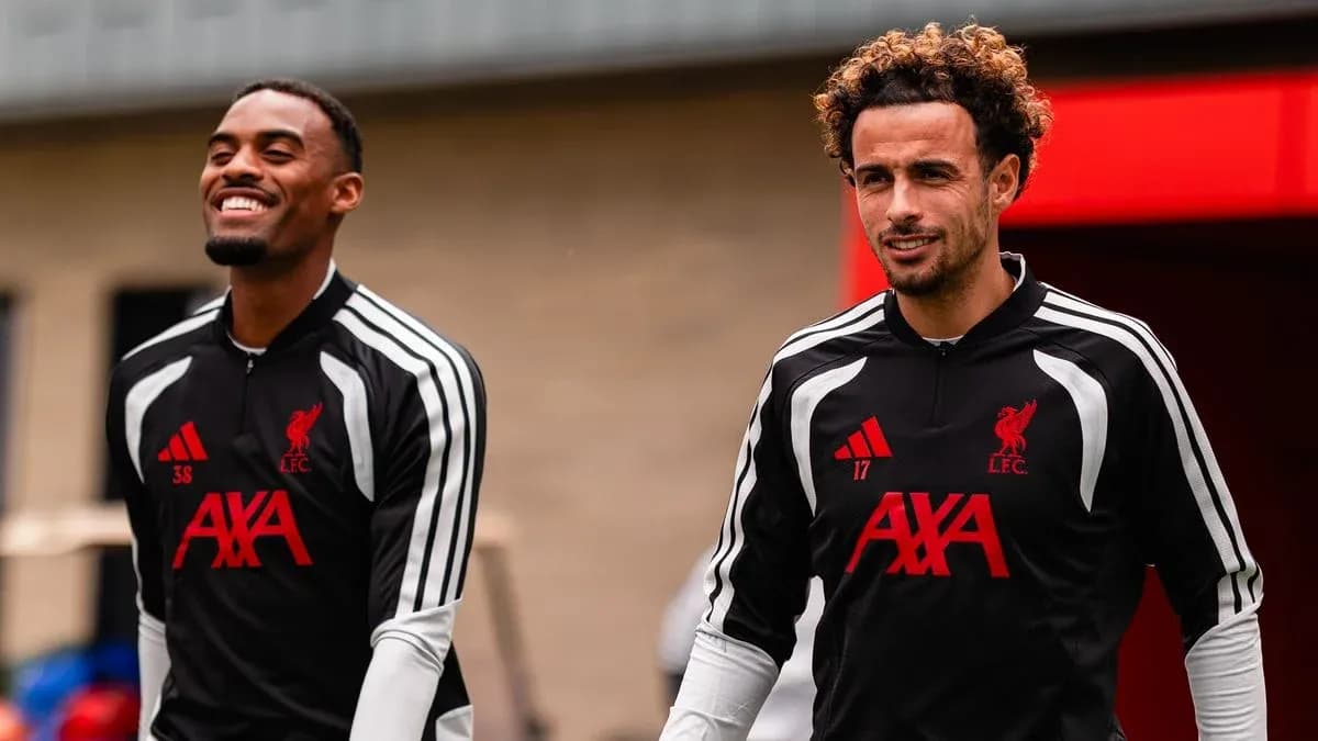 Jugadores de Liverpool entrando a la sesión de entrenamiento