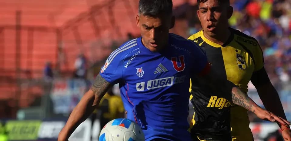 Jugador de Universidad de Chile en acción contra Coquimbo Unido