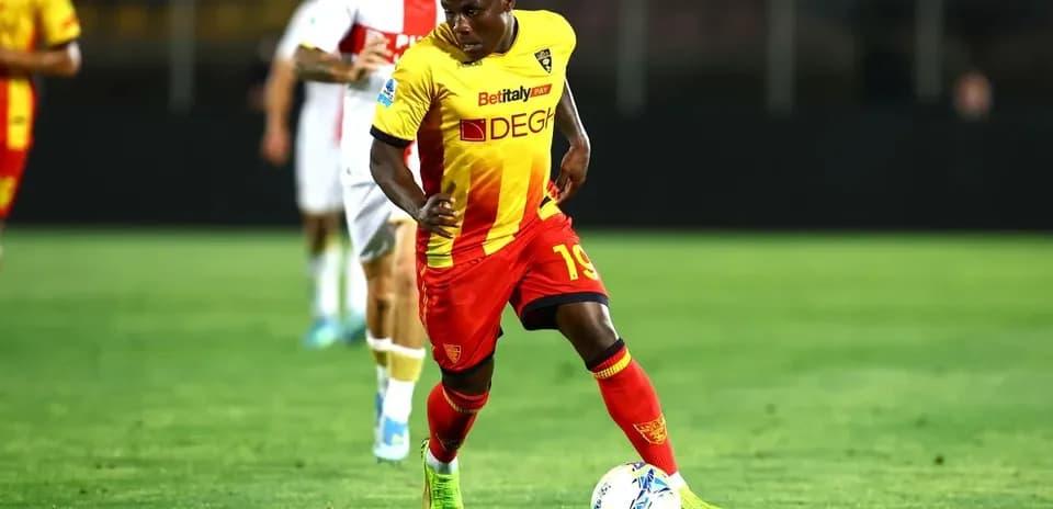 Jugador de Lecce corriendo con el balón