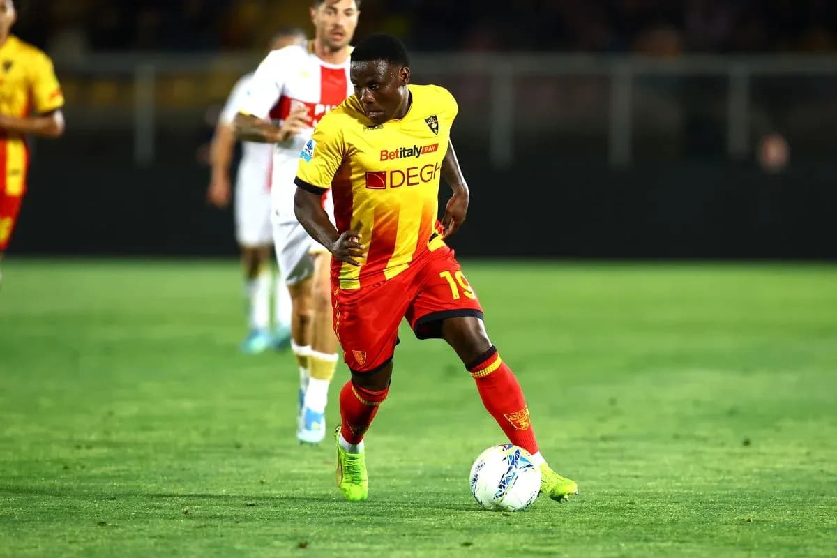 Jugador de Lecce corriendo con el balón