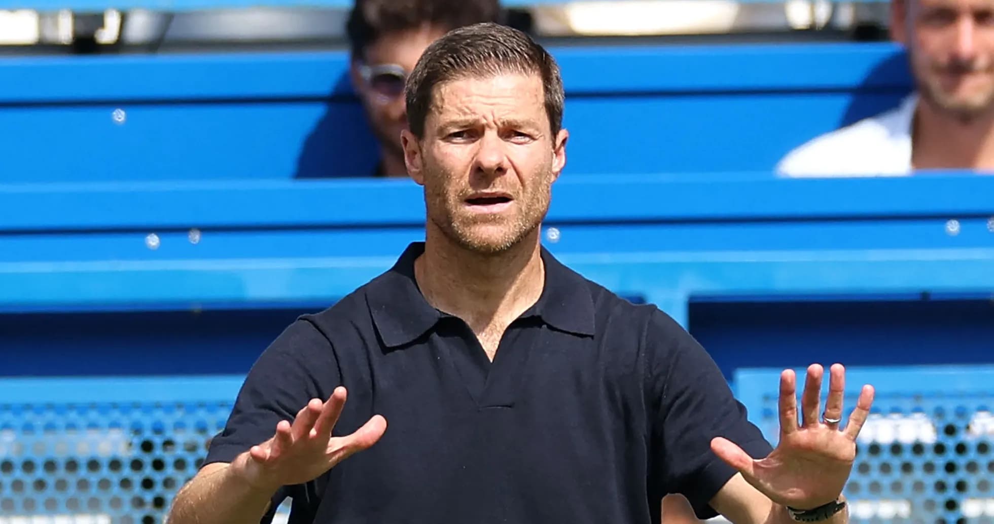 Entrenador gesticulando desde la línea de banda