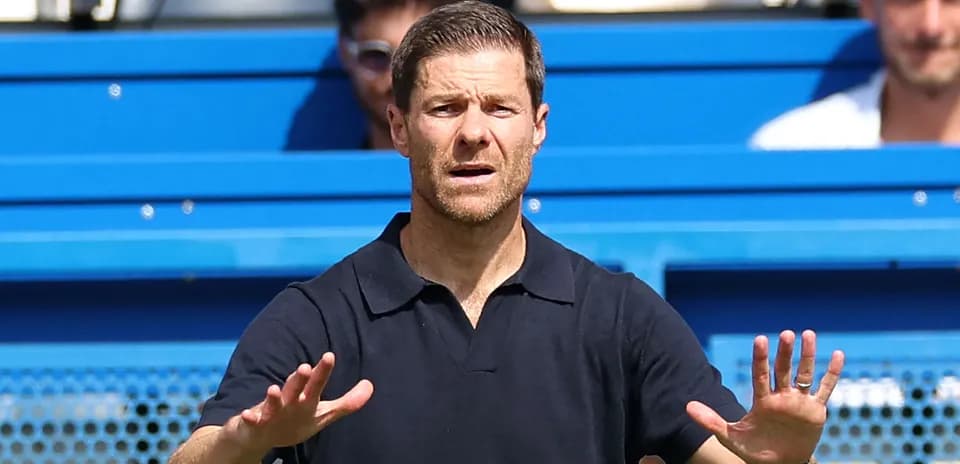 Entrenador gesticulando desde la línea de banda
