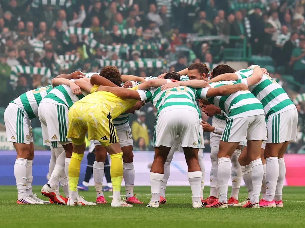 Equipo de fútbol en círculo antes del partido