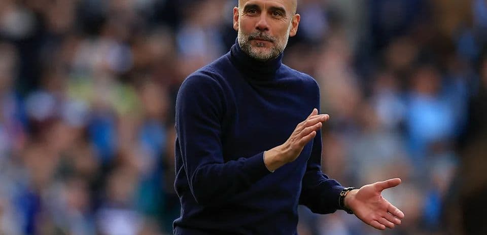 Entrenador dirigiendo desde la línea de banda