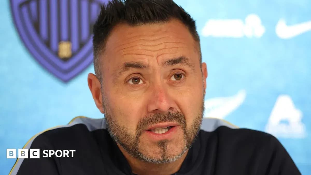 Entrenador hablando en rueda de prensa