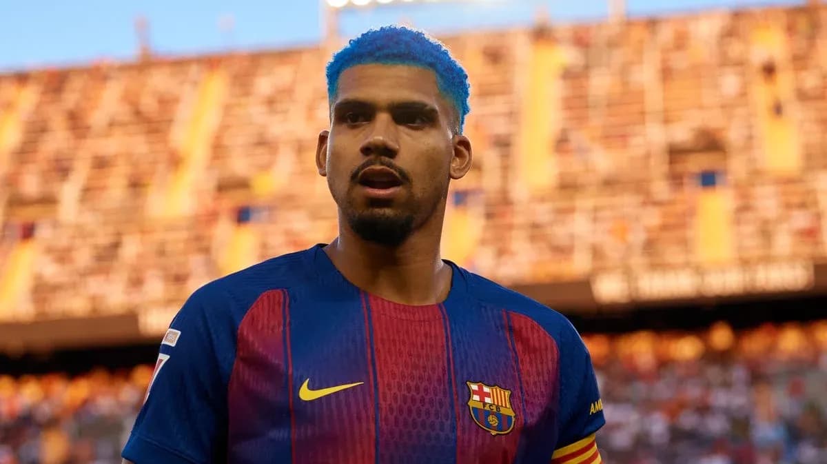 Jugador del FC Barcelona con cabello azul en el campo