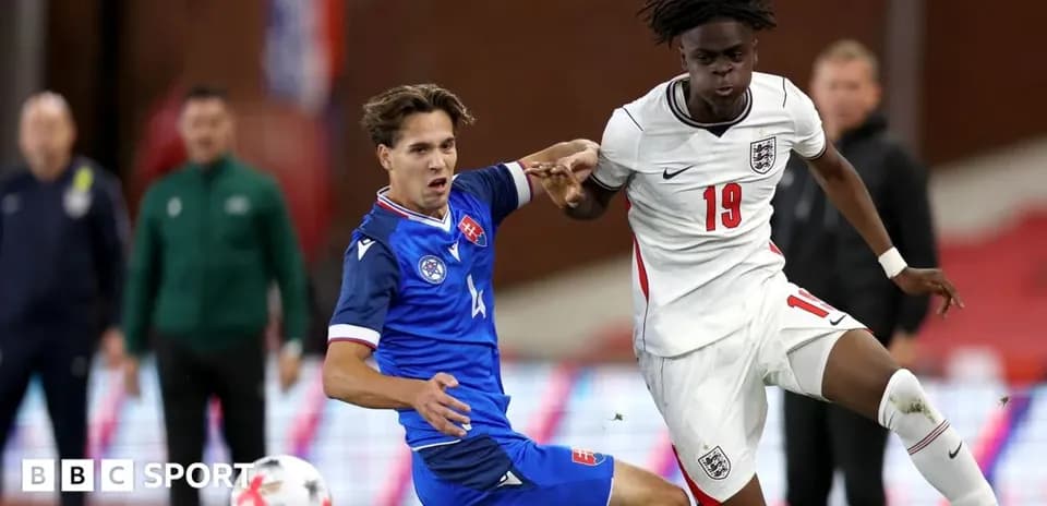 Jugador inglés desafiando a oponente eslovaco en partido