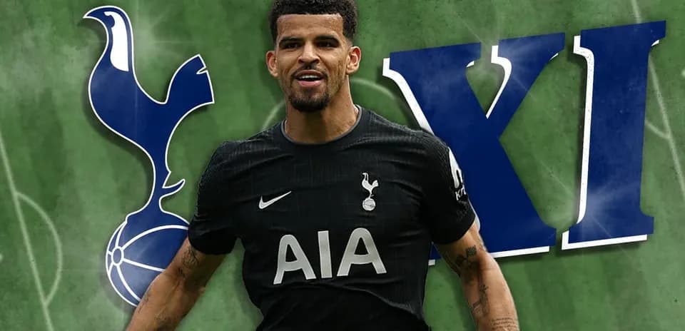 Jugador de Tottenham con uniforme negro sonriendo