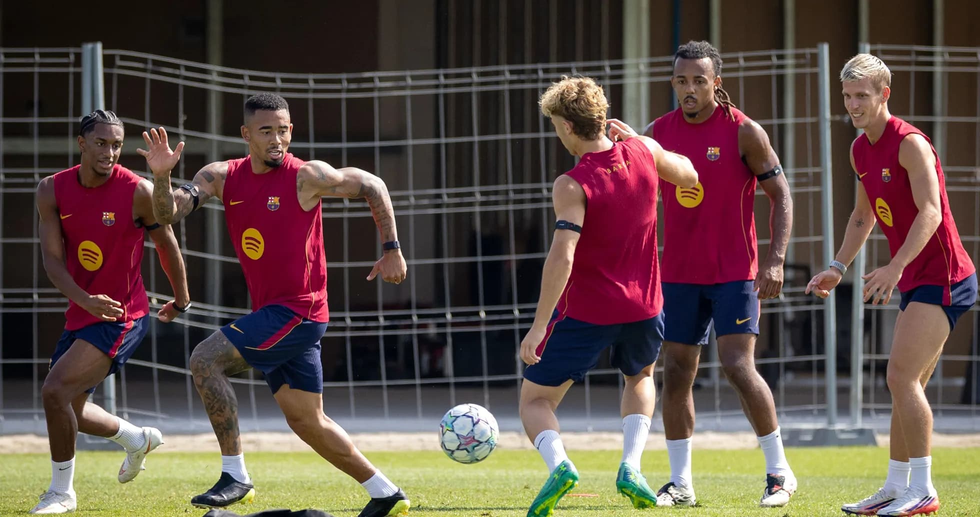 Jugadores del FC Barcelona entrenando en el campo
