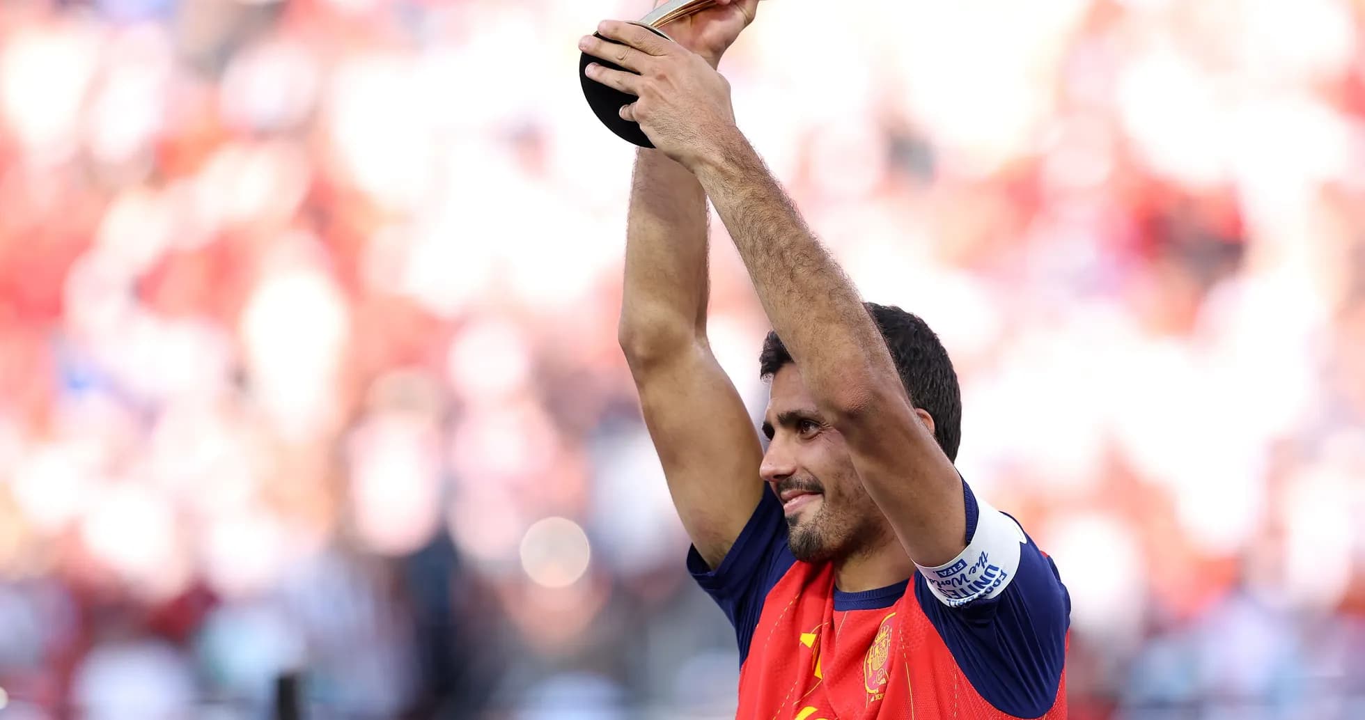 Jugador levantando trofeo en celebración