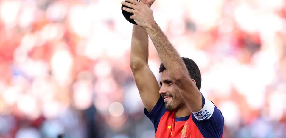 Jugador levantando trofeo en celebración