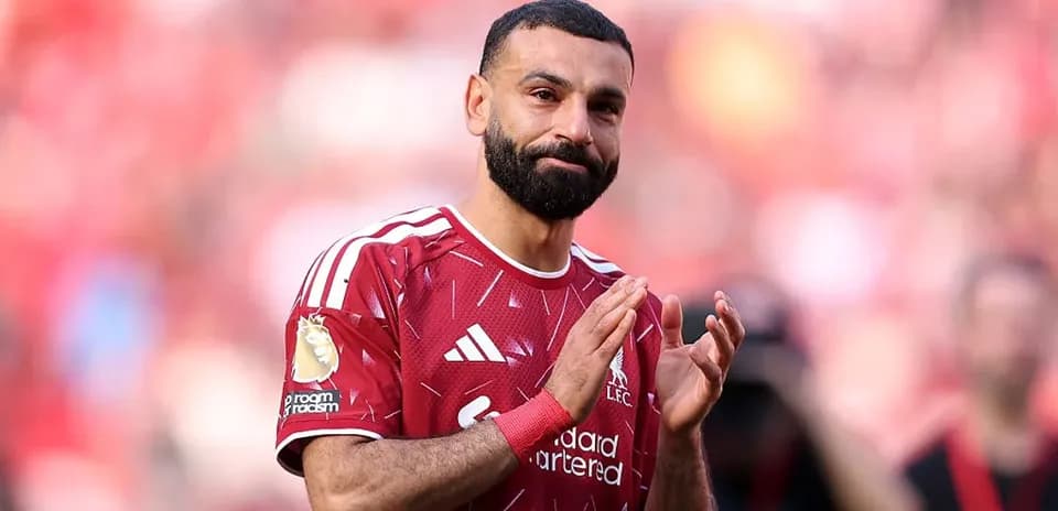 Jugador aplaudiendo con camiseta de Liverpool