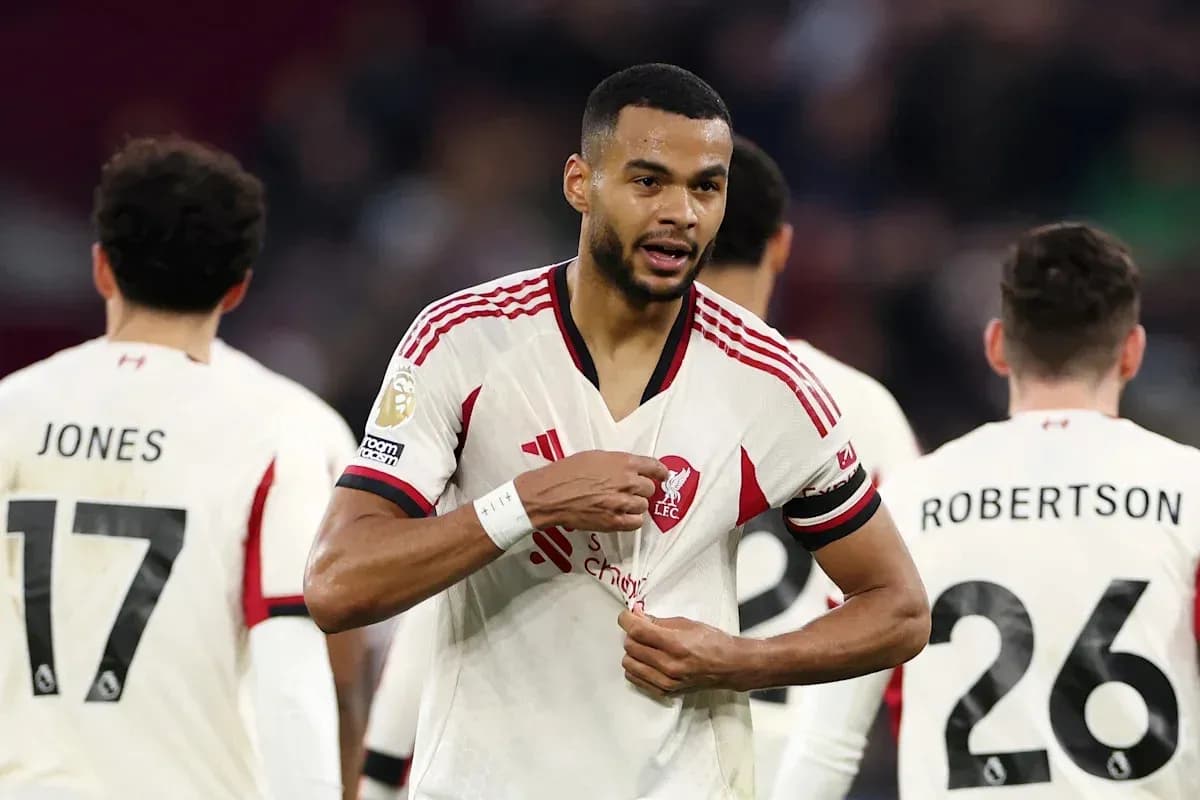 Jugador de Liverpool ajustando su camiseta durante el partido