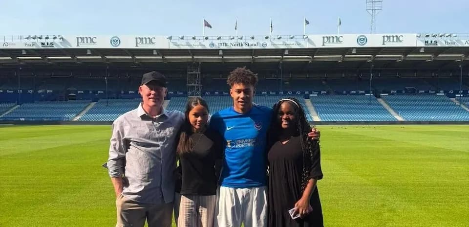 Jugador posando con familia en el estadio
