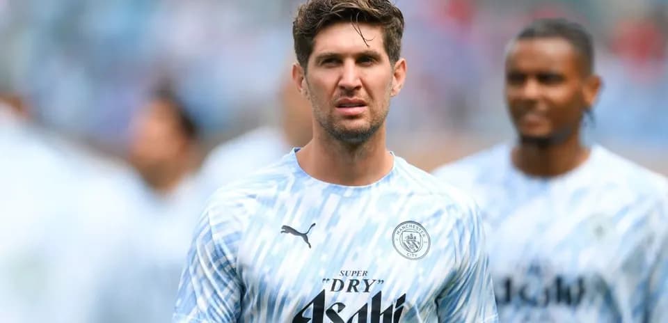 Jugador de Manchester City en uniforme durante calentamiento