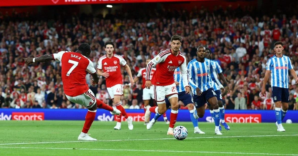 Saka dribbling the ball during Arsenal match