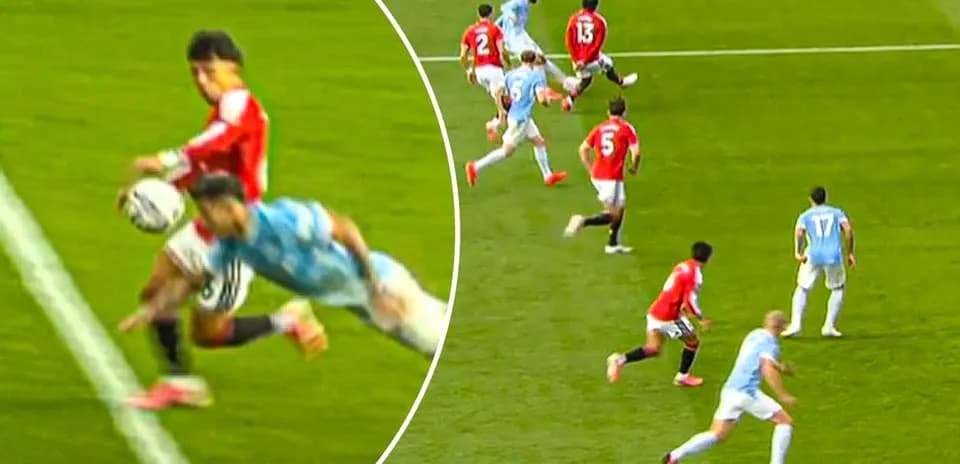 Jugador de camiseta roja interceptando el balón en el campo
