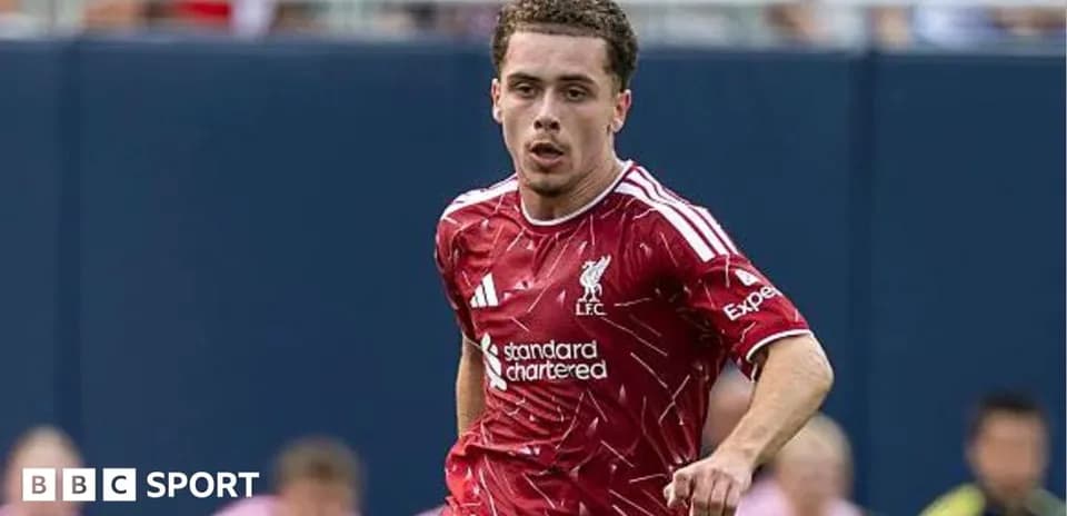 Jugador de Liverpool corriendo durante un partido