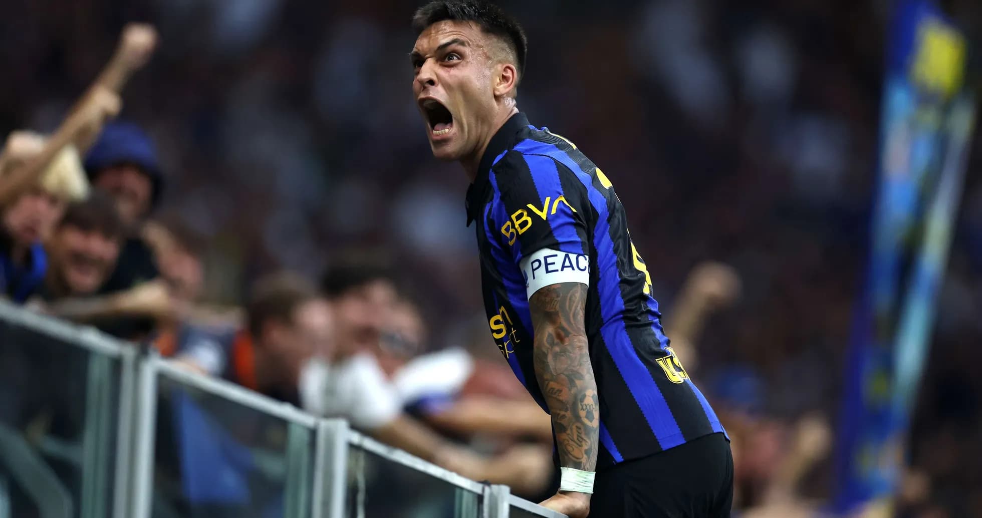 Lautaro Martínez celebrando con los aficionados