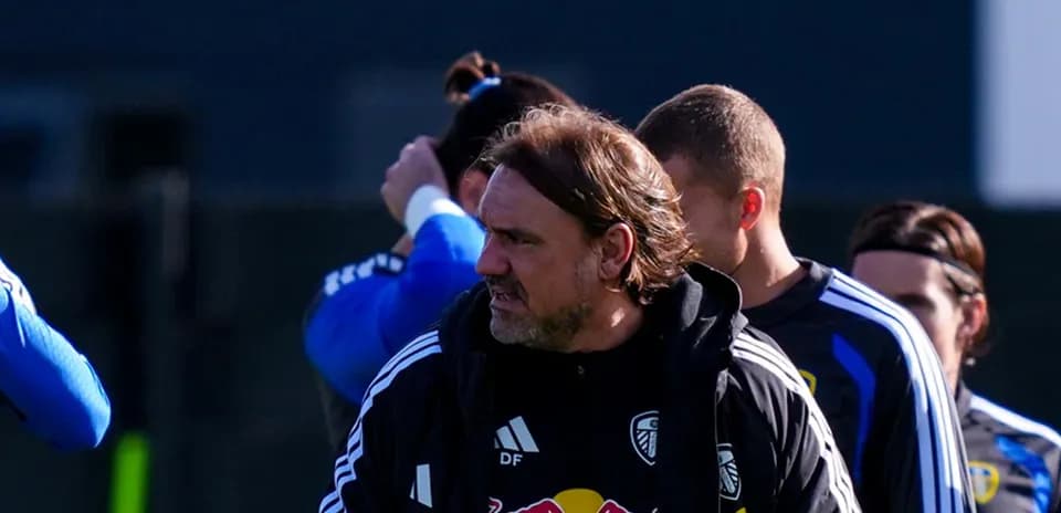 Entrenador dirigiendo a jugadores durante entrenamiento
