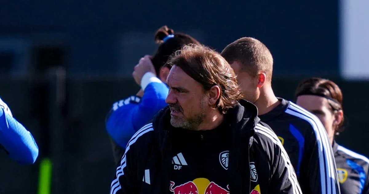Entrenador dirigiendo a jugadores durante entrenamiento