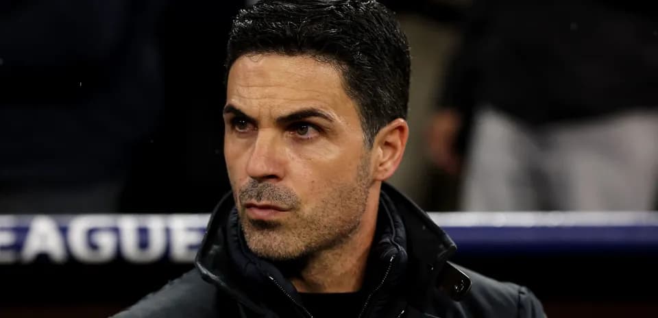 Entrenador observando el partido desde el banquillo