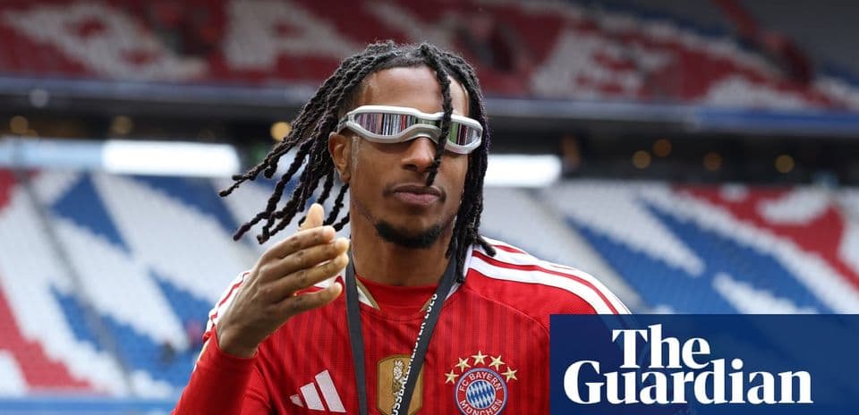 Jugador de Bayern Múnich en el estadio con gafas
