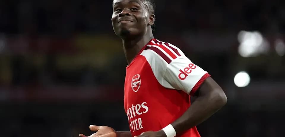 Jugador de Arsenal sonriendo en el campo