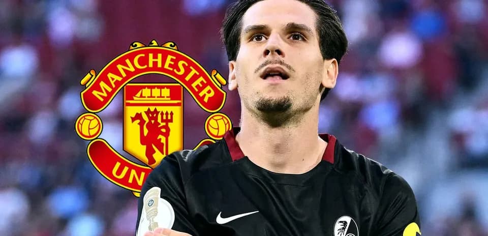 Jugador de Freiburg con logo de Manchester United detrás