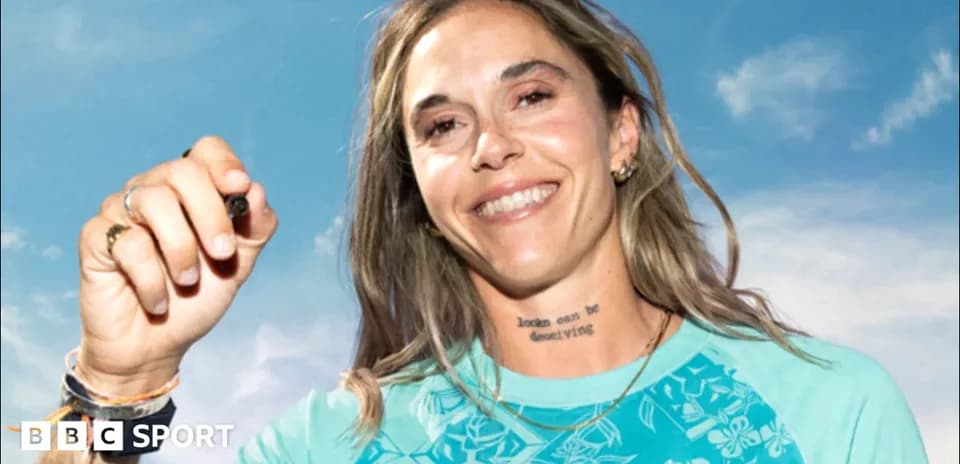 Atleta sonriendo y sosteniendo un marcador en exterior