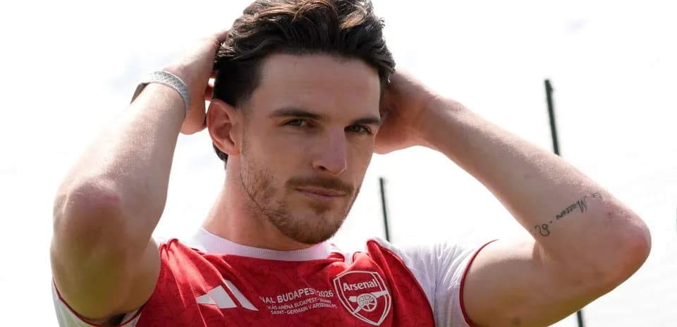 Jugador de Arsenal ajustando su cabello en entrenamiento