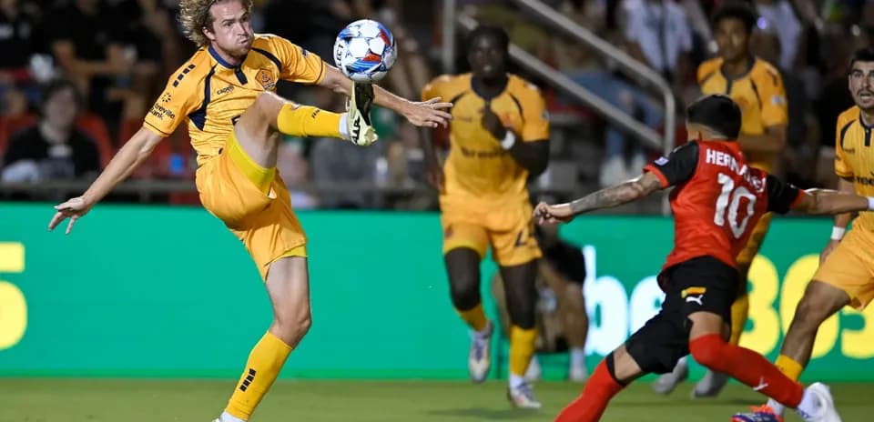 Un jugador de fútbol en acción durante el partido
