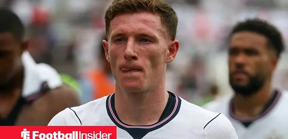 Jugador de Inglaterra saliendo del campo tras el partido
