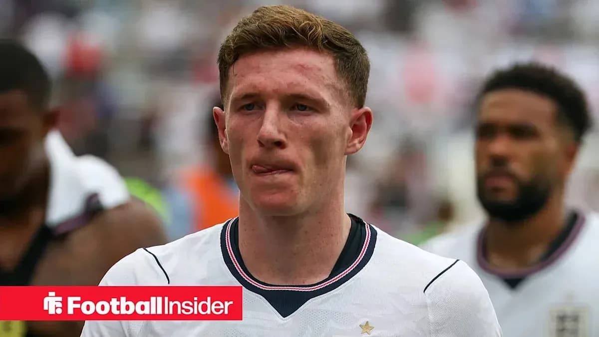 Jugador de Inglaterra saliendo del campo tras el partido