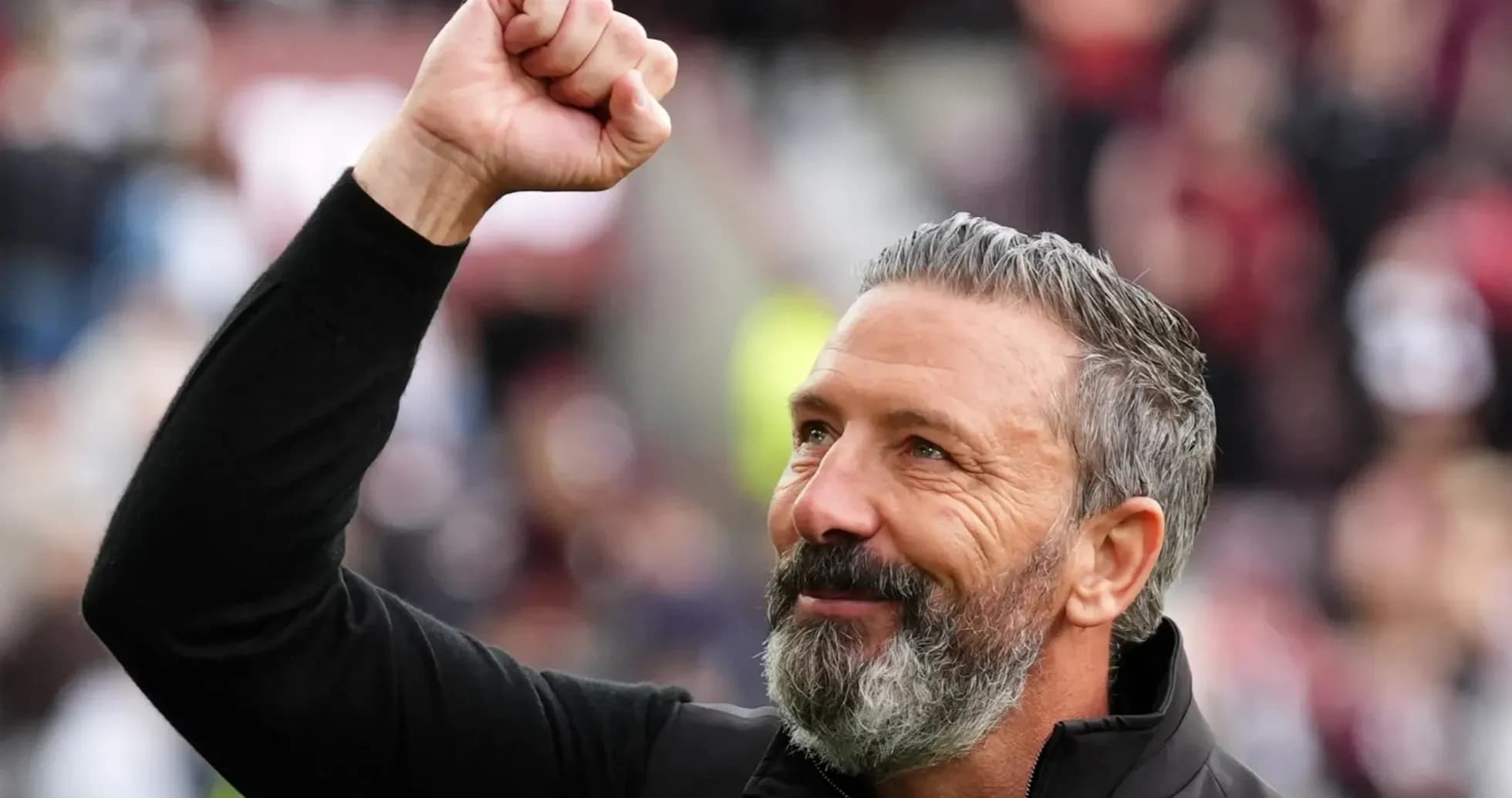 Entrenador levantando el puño en celebración