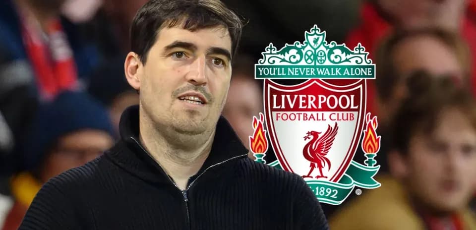 Persona observando un partido con logo de Liverpool