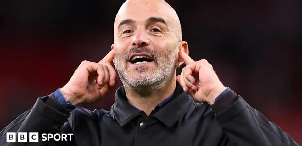 Entrenador cubriéndose los oídos durante el partido