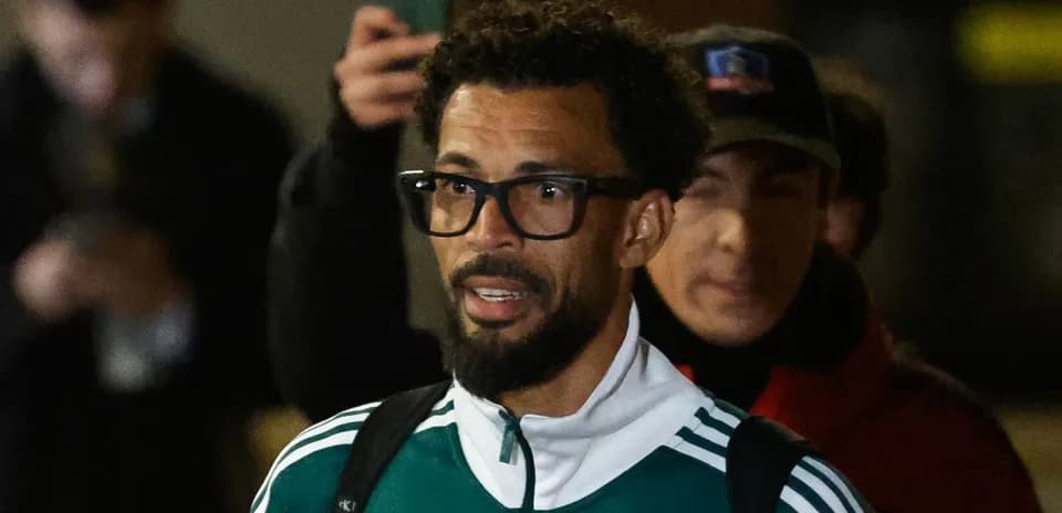 Jugador llegando con camiseta verde y gafas
