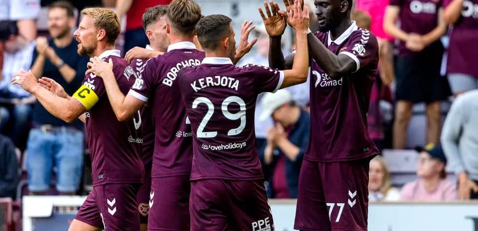 Jugadores de Heart of Midlothian celebrando un gol