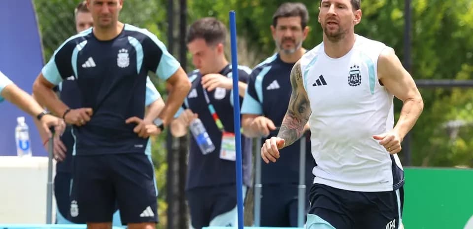 Lionel Messi corriendo durante entrenamiento de Argentina