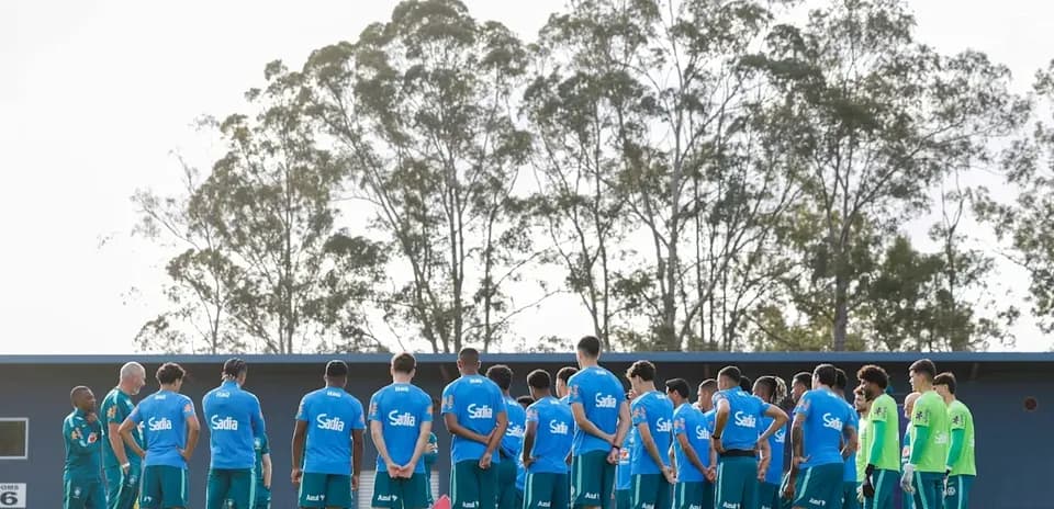 Equipo reunido en el campo de entrenamiento